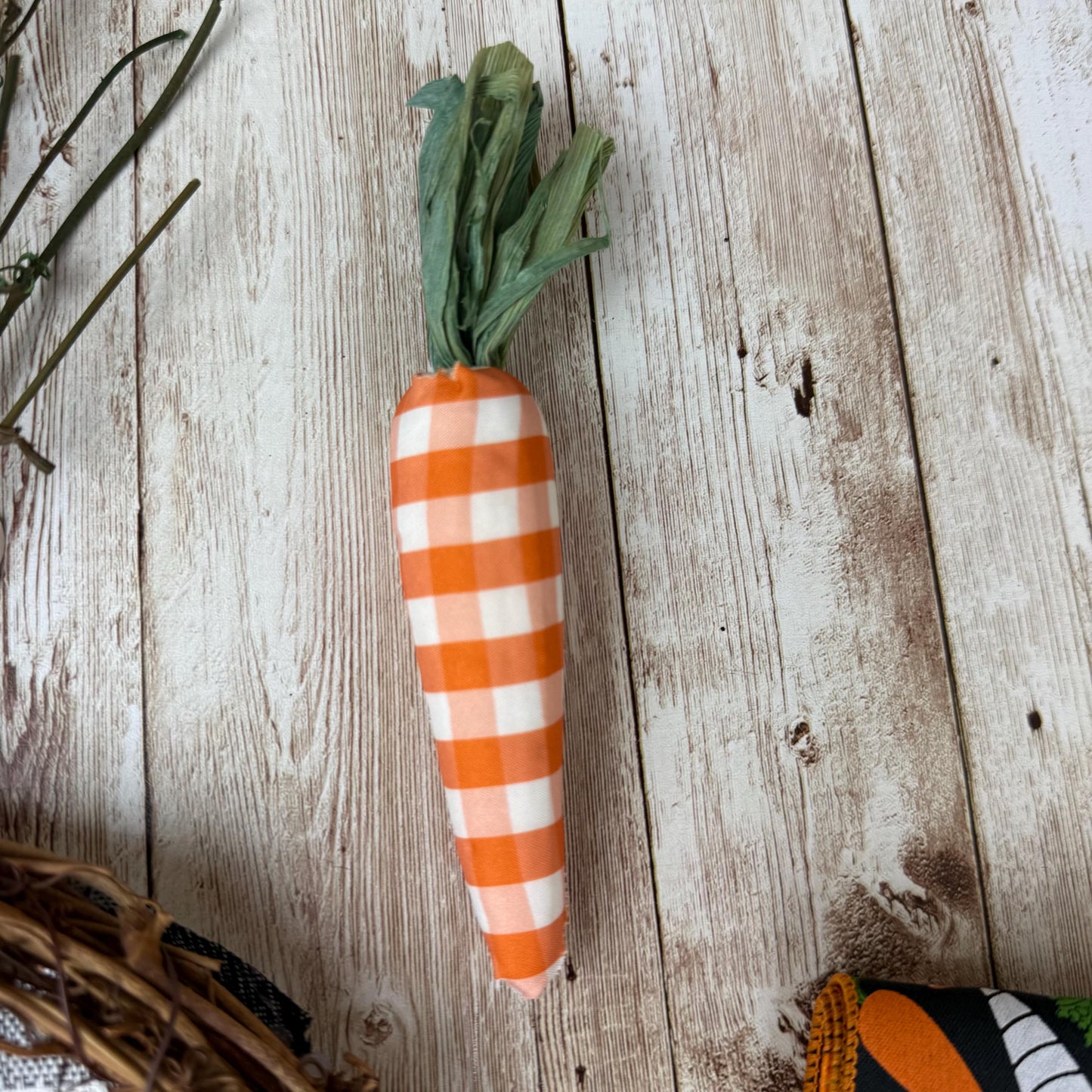 Carrot Grapevine Kit WITH VIDEO, Easter Door Hanger Kit, Easter DIY Wall Decoration, Black White Checkered Carrot Shaped Grapevine Bundle